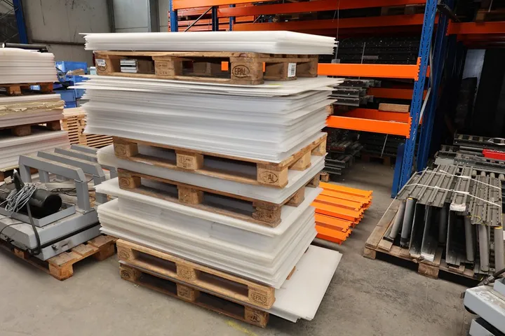 Konvolut Kunststoffplatten mit Paletten ohne Palette